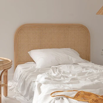 Kare rattan yatak başlığı, basit model odası İskandinav aile yanı, arka plan dekorasyon, doğal rattan yatak arkalığı
